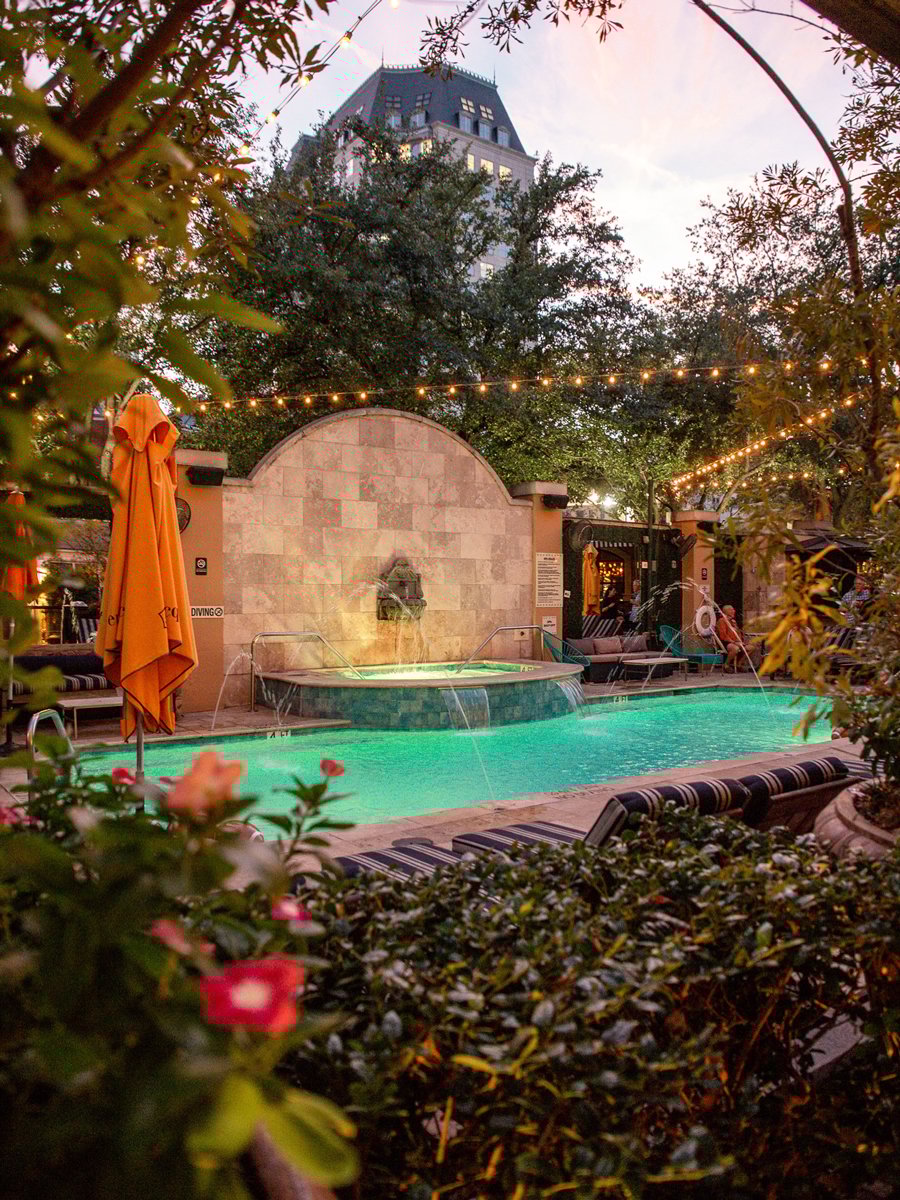 Hotel-ZaZa-DallasUptown-Poolside-Dining