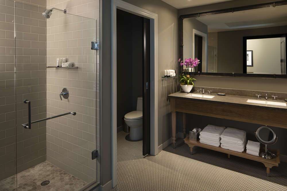 ZaZa-ATX-BalconyCornerSuite-BATH