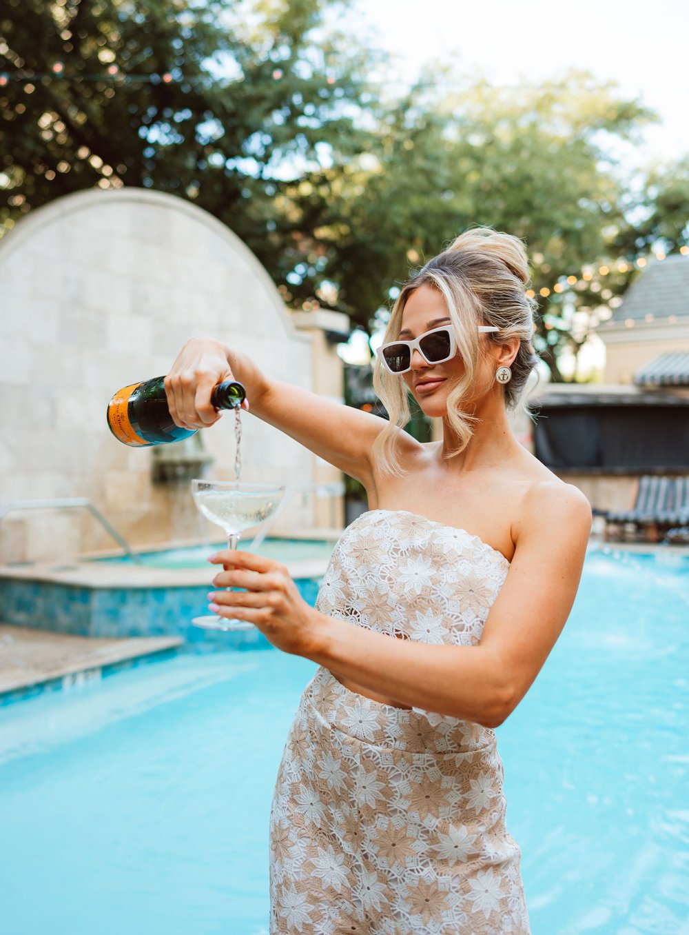 ZaZa-Dallas-PoolsideChampagnePour
