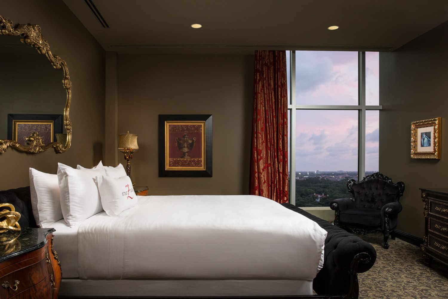 ZaZa-HOU-MAG7-SUITE-BellaVita-BEDROOM-1