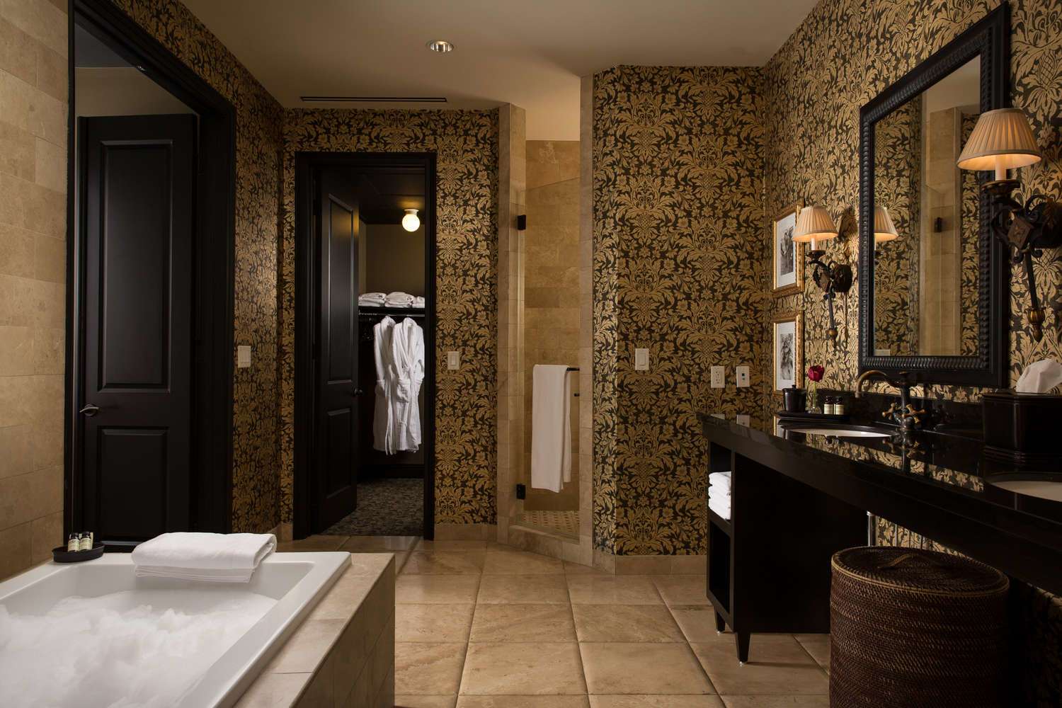 ZaZa-HOU-MAG7-SUITE-FatalCharms-BATHROOM