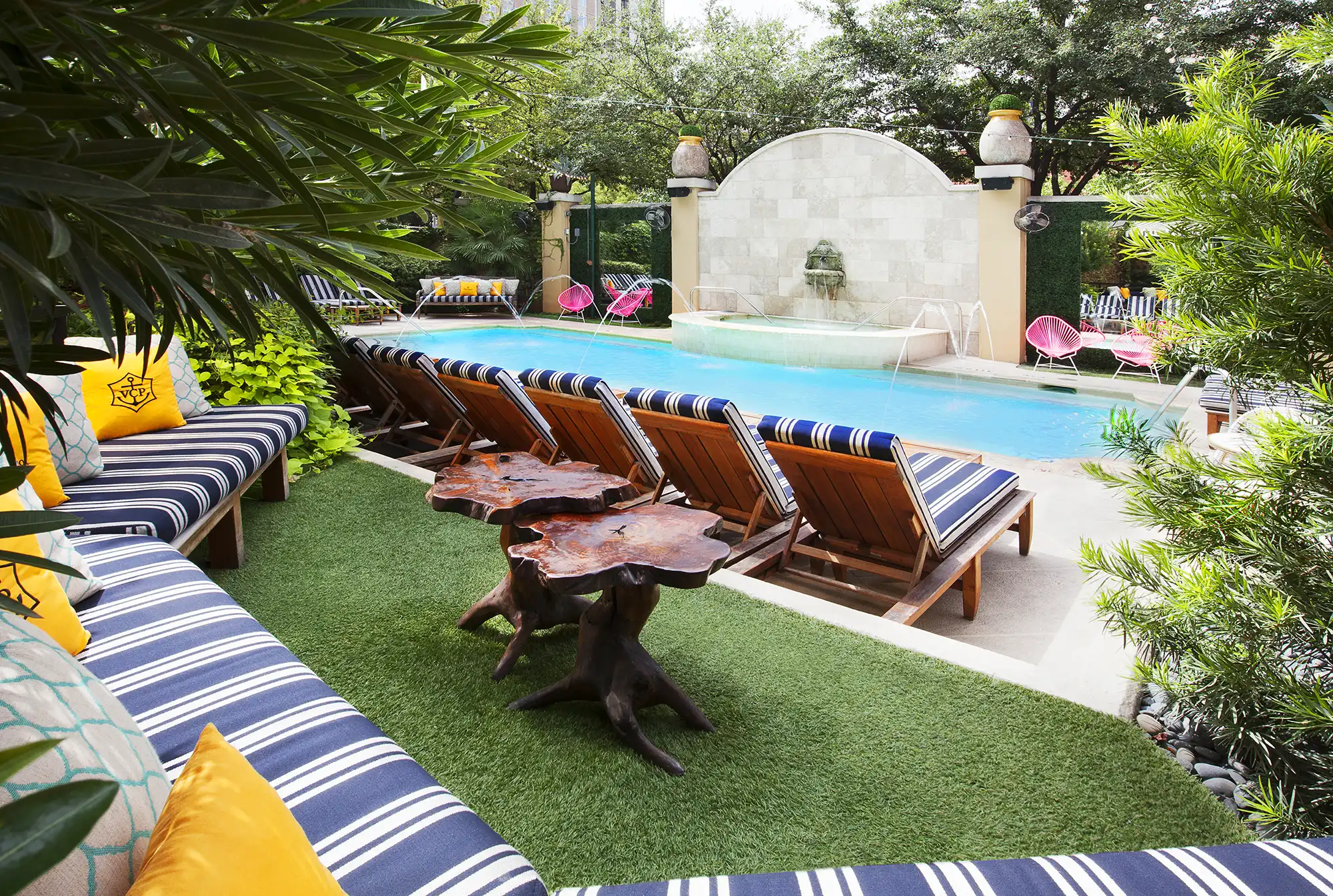 ZaZa-DAL-POOLSIDE-DAY-1
